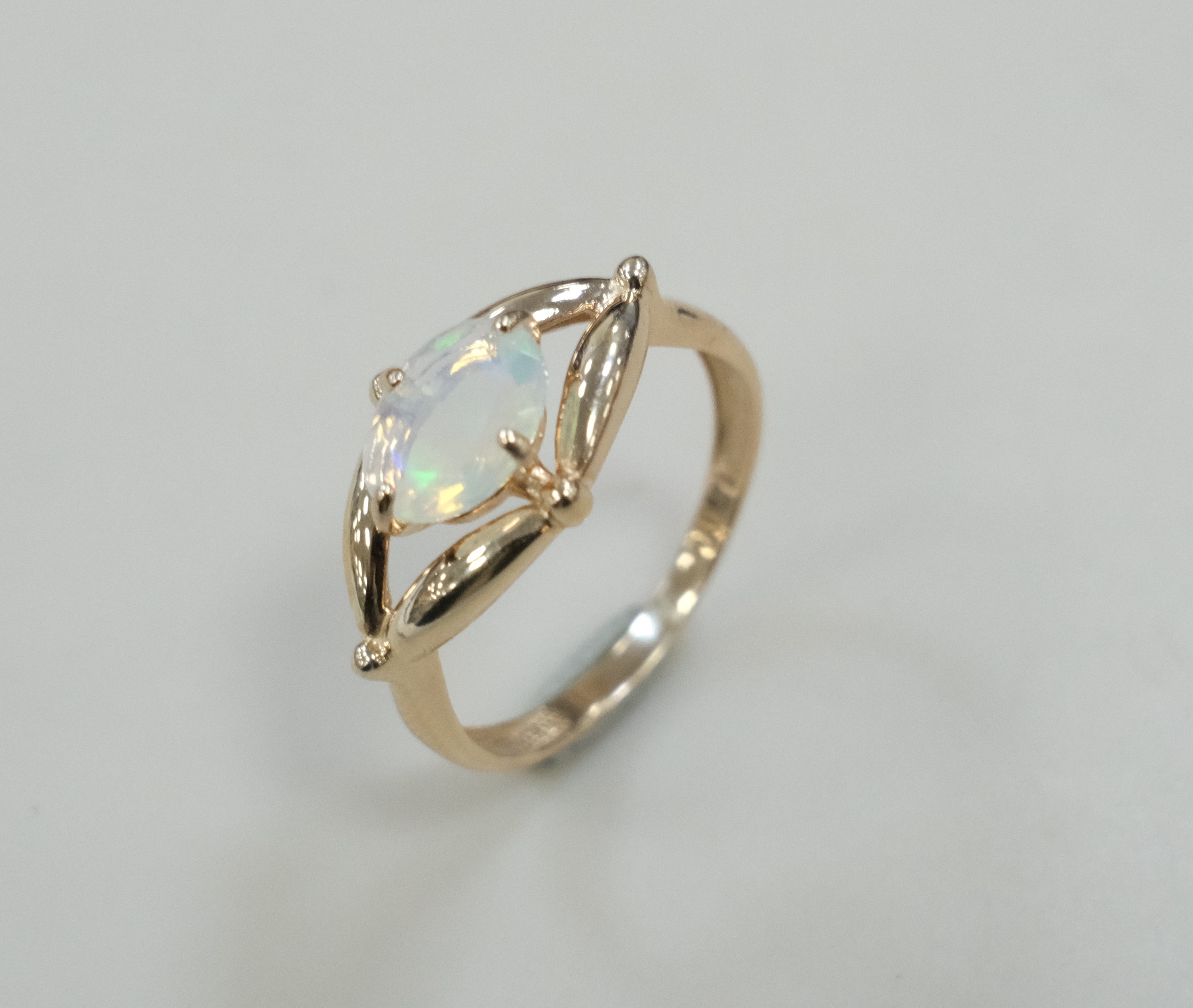 Серебряное кольцо с опалом